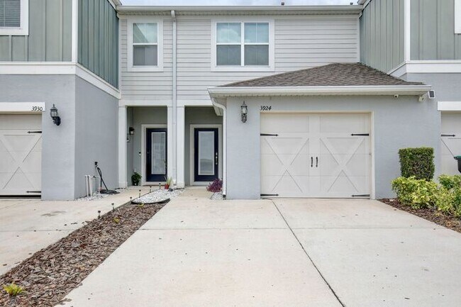 Foto del edificio - AGENT SHOWINGS ONLY! Immaculate Townhome · Dual En-Suite Bedrooms + Flex Loft · Cable & Internet ...