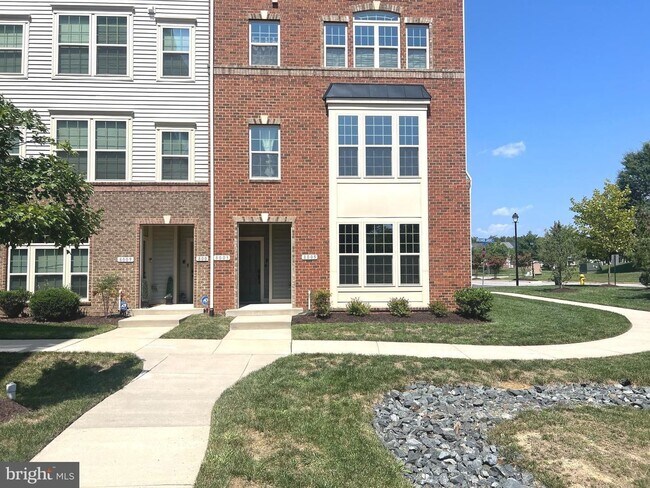 Building Photo - Beautiful end of group 3bd 2.5bth 2 level ...