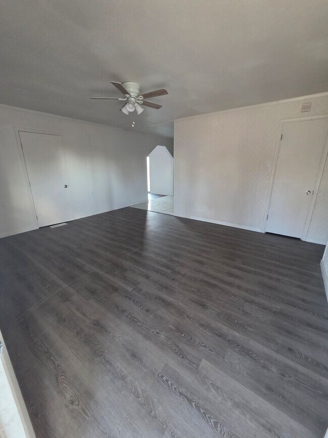 Foto del edificio - 2 Leonard Dr