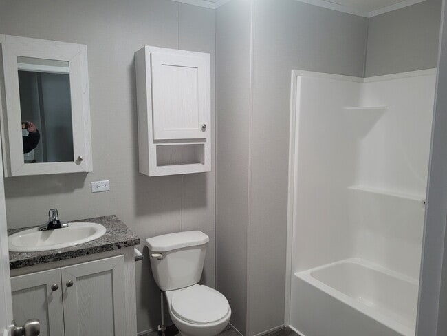 Building Photo - 6 Riverbank Dr