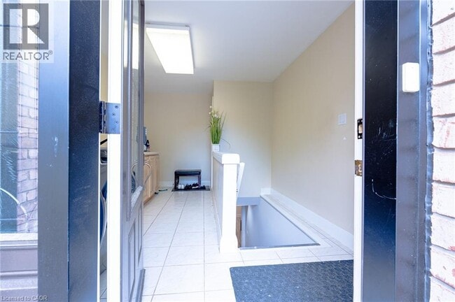 Building Photo - 80 Deerview Ave