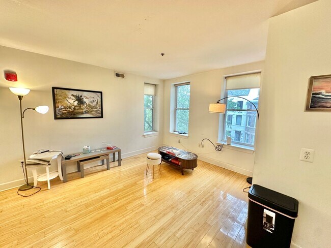 Building Photo - Great 2 bed 1 bath in Eckington/Bloomingda...