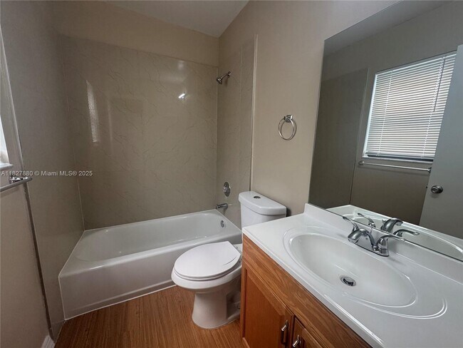 Foto del edificio - 11604 NW 45th St