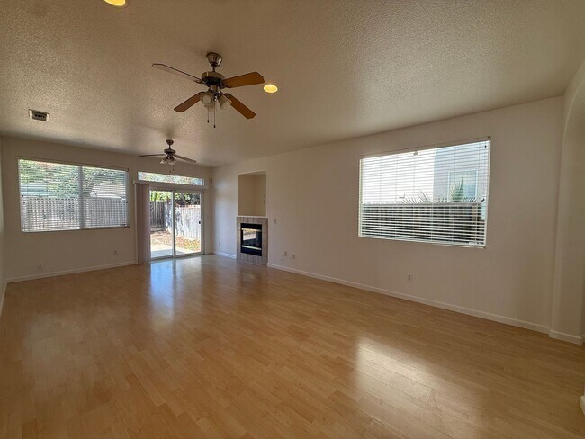 Foto del edificio - 3 Bed | 2 Bath | 1375 SF | 2 Car garage | Single Story  | Tenant pays $175 for WS&G