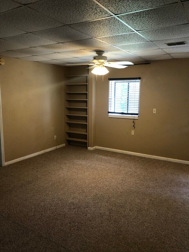 Building Photo - 5610 Southwind Dr