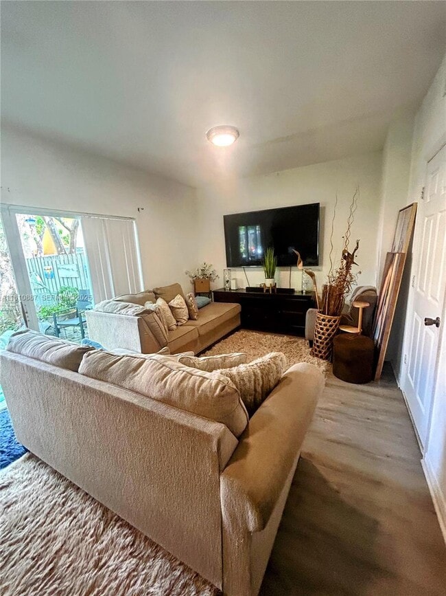 Building Photo - 972 SW 6th Ave