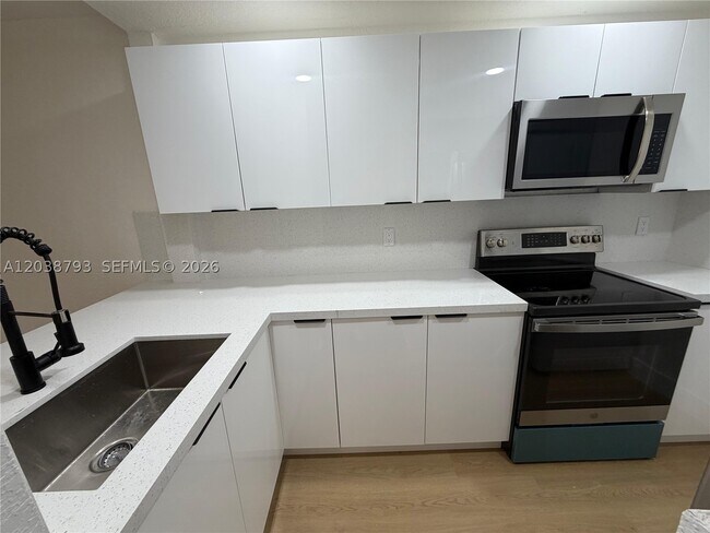 Foto del edificio - 3540 N University Dr