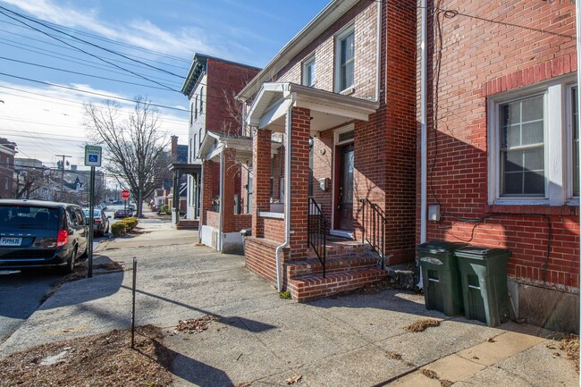 Building Photo - 2 Bedroom, 1.5 Bath, Duplex in Historic Martinsburg, WV