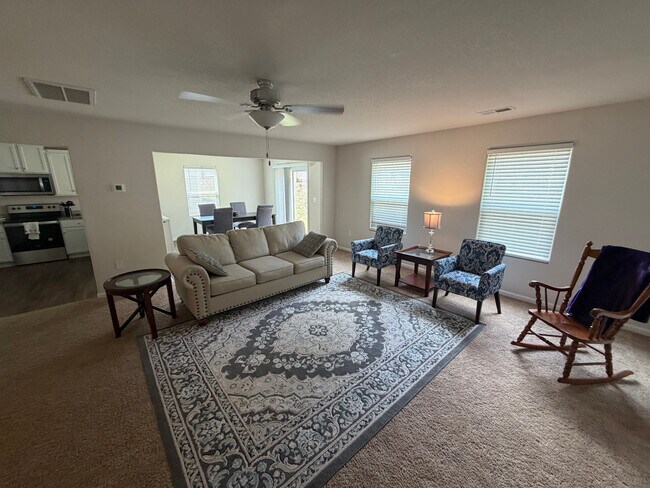 Foto del edificio - Room in House on Creedmore Hills Dr