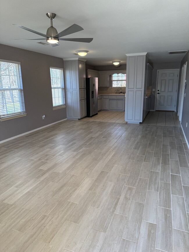 Building Photo - Charming 2-Bedroom in Bella Vista with Large Fenced Backyard!