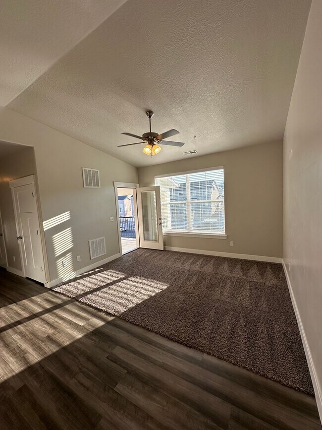 Foto del edificio - Bright and Modern 3 Bed Condo in Prime Location with Pool & Clubhouse!!