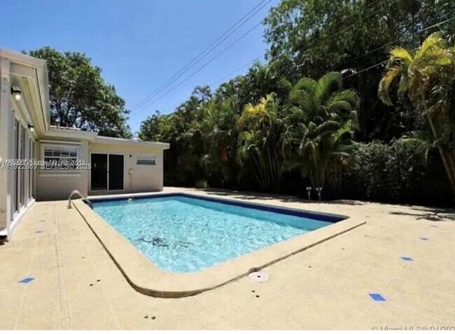 Foto del edificio - 2080 NE 205th St