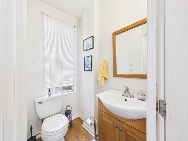 Building Photo - Bright 2 bed 1.5 bath available 6/13 with private patio