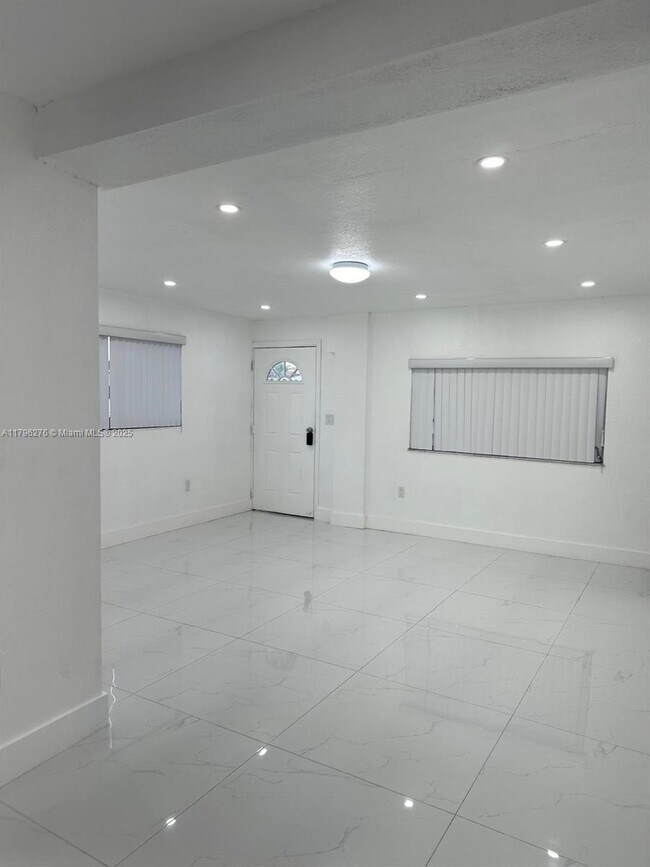 Building Photo - 214 W 44th St