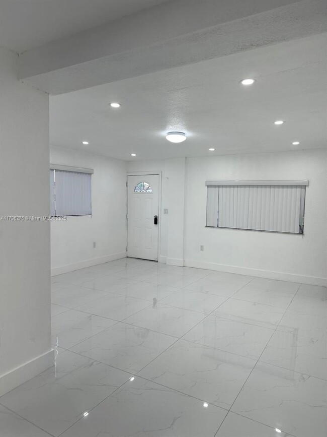 Building Photo - 215 W 44th St