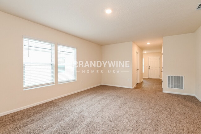Foto del edificio - 250 Falcon Ridge Rd