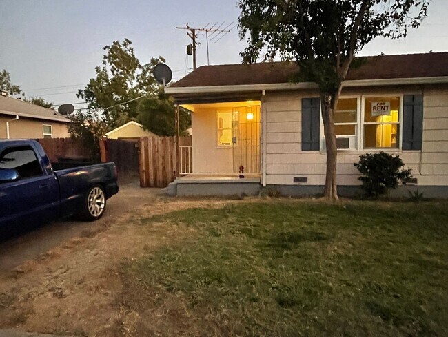Building Photo - 1 Bedroom Duplex in Sacramento