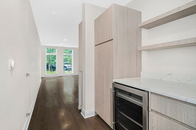 Foto del edificio - 1320 W Lexington St