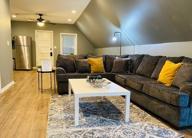 Sala de estar completamente amueblada - 10422 S Avenue L