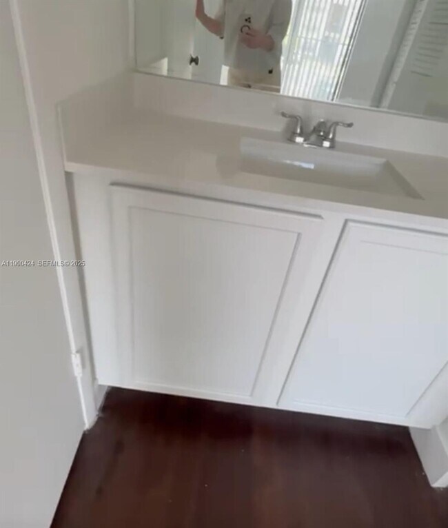 Foto del edificio - 714 Executive Center Dr