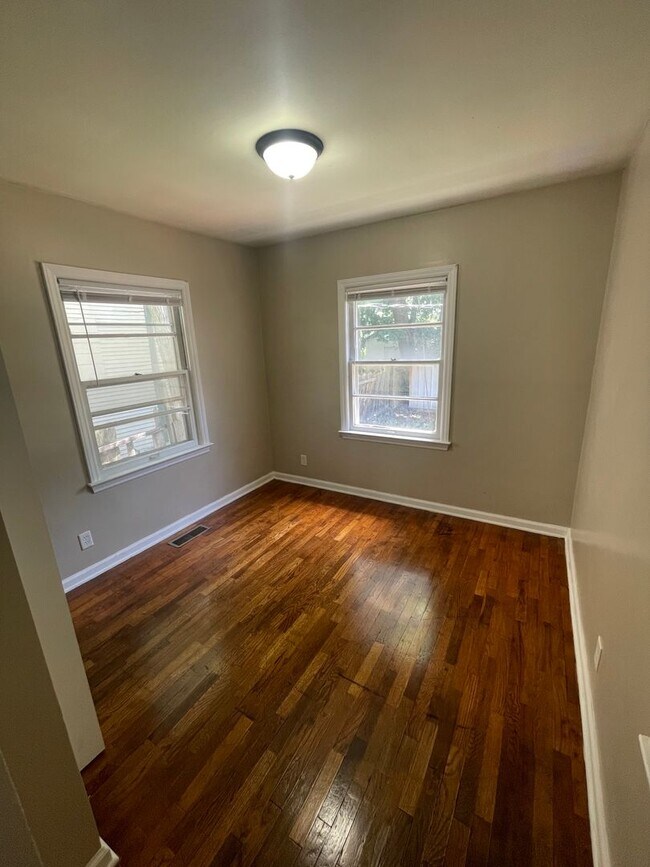 Building Photo - Lovely 2 Bedroom Downtown Holland