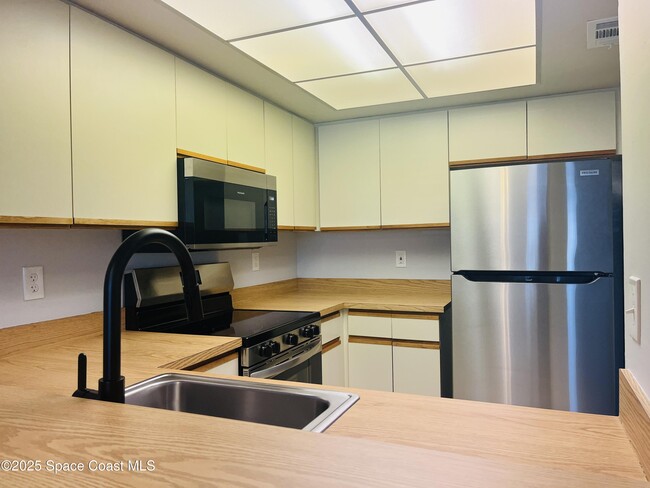 Building Photo - 3131 Sir Hamilton Cir