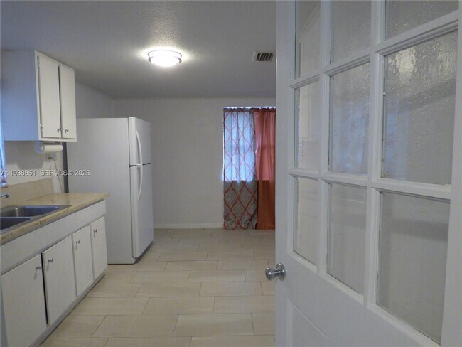 Foto del edificio - 1135 E Voorhis Ave