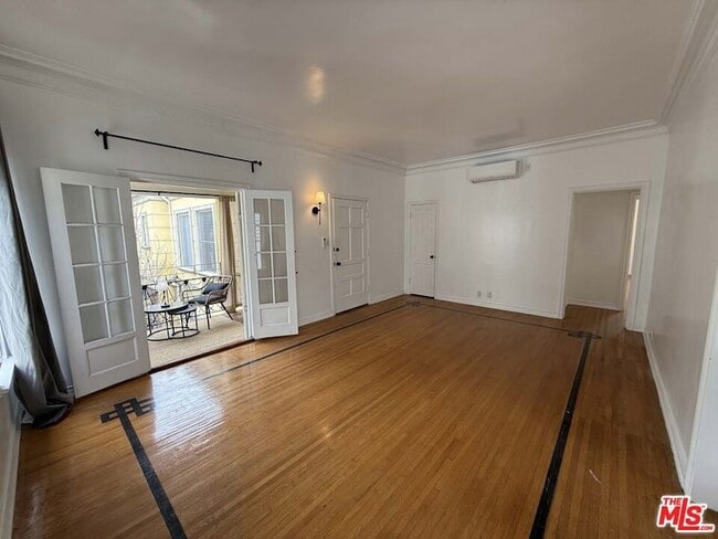 Photo - 157 N La Peer Dr House