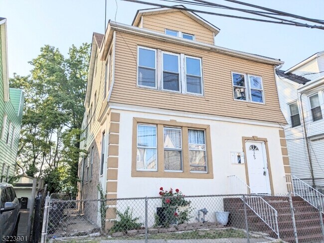 Building Photo - 265 Schley St