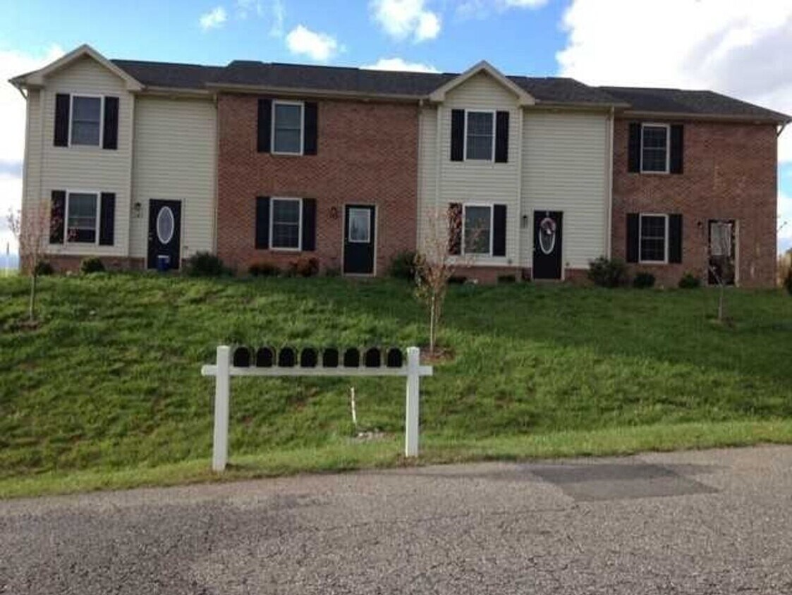 Primary Photo - 3 BR 2.5 Bath Townhouse