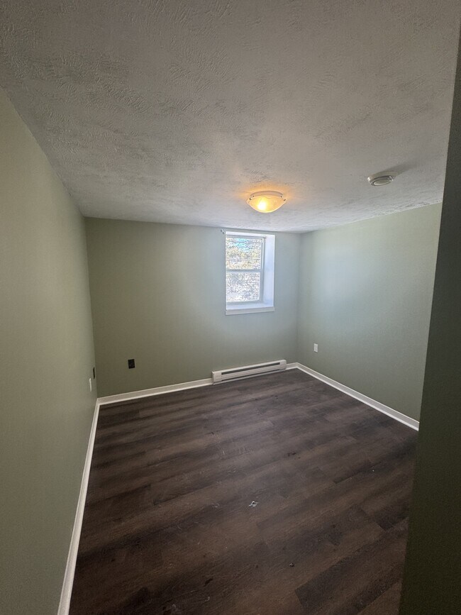 Building Photo - 10437 Rue Principale