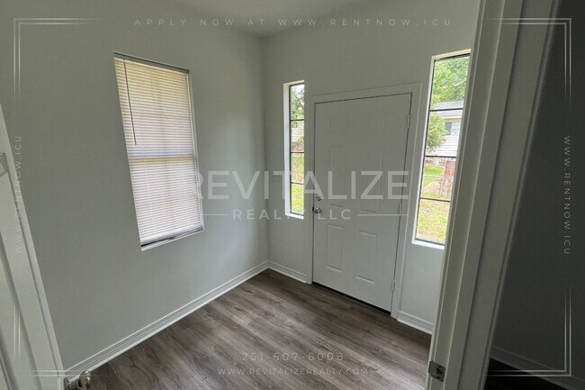 Building Photo - Newly Renovated 3 Bedroom/1 Bathroom in Ch...