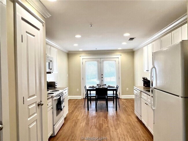 Foto del edificio - 1725 Harvey Mitchell Pkwy S