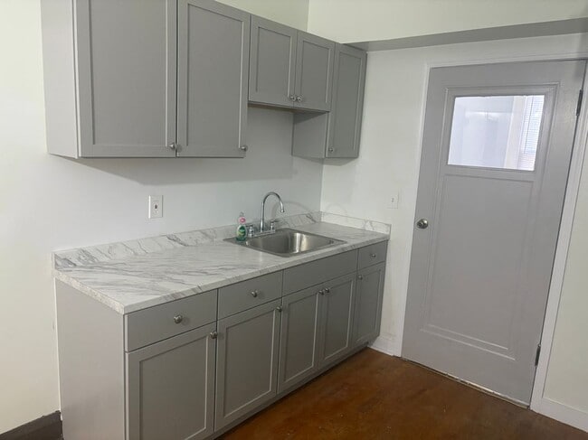 Building Photo - 2731 N Austin Ave