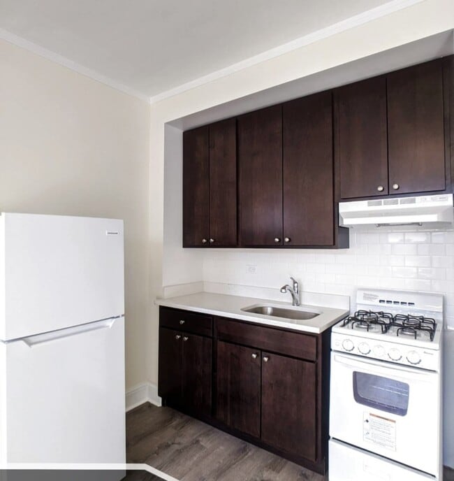 Building Photo - 3335 W Diversey Ave