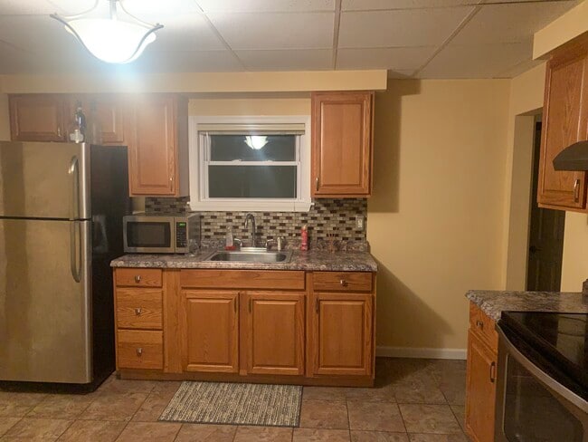 Kitchen - 104 Adams Ave