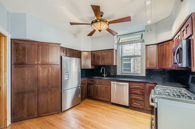 Foto del edificio - 6712 N Maplewood Ave