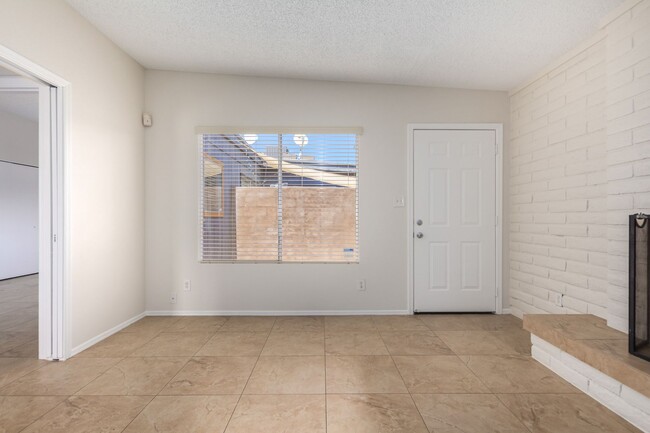 Building Photo - Quaint Two Bedroom, Two Bathroom in Tempe