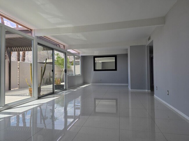 Foto del edificio - 723 E Louise Dr