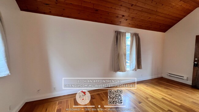 Foto del edificio - Quaint cottage with hardwood floors, private entrance and patio, surrounded by lush gardens!