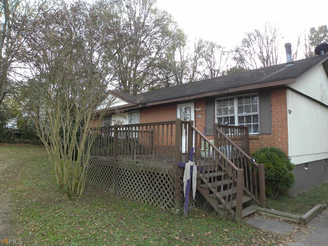 Primary Photo - 237 Thrasher St