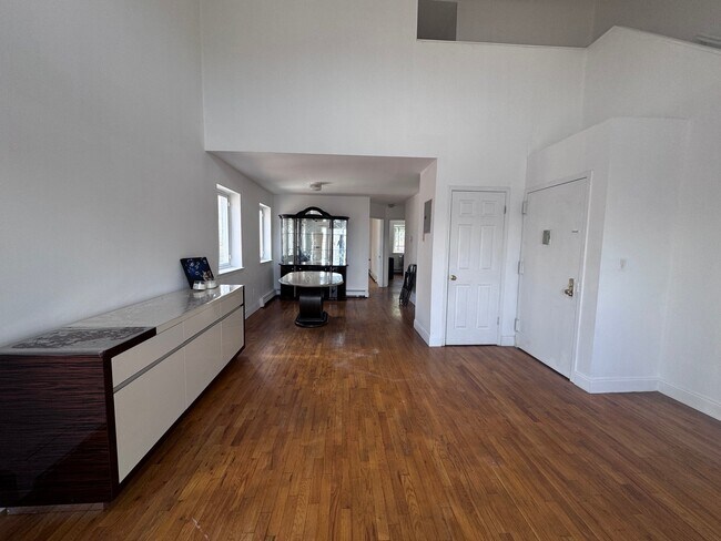 Foto del edificio - 72-38 Calamus Ave
