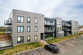 Building Photo - River Residence