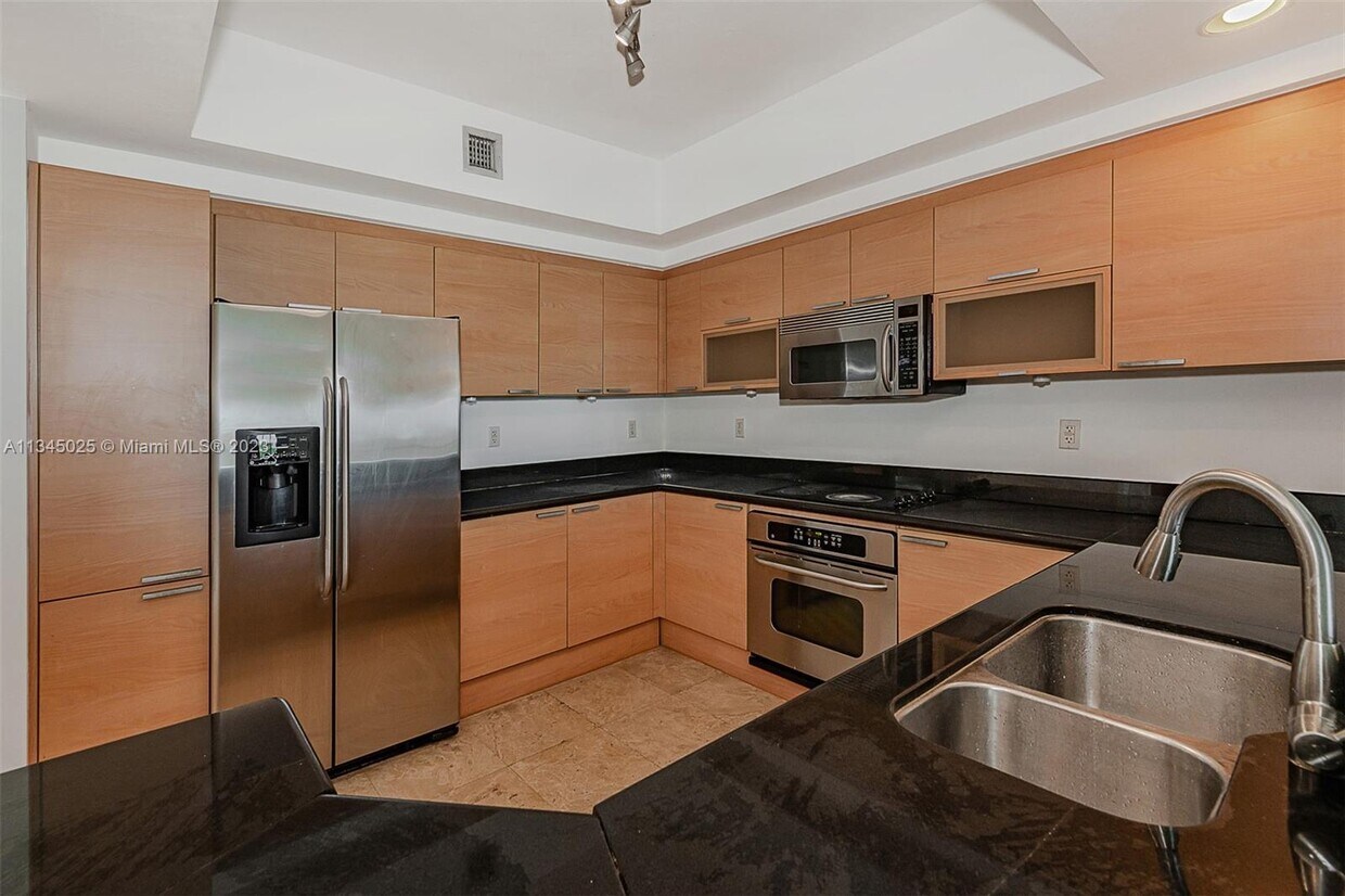Foto principal - 15051 Royal Oaks Ln