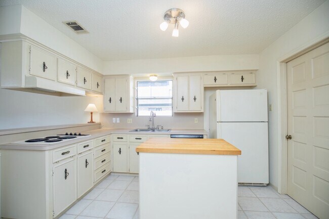 Building Photo - 3903 Kiamesha Dr