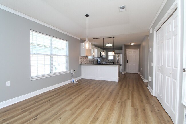 Building Photo - Charming Updated 2-Bedroom, 2-Bathroom Hom...