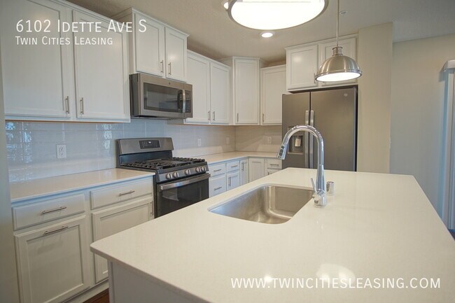 Building Photo - Gorgeous End Unit! Special Fall Pricing!