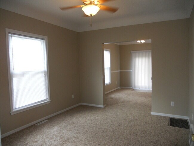 Building Photo - 3 BR 1BA w/ Many Updates