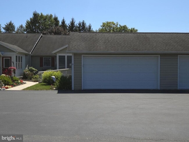 Building Photo - 11 Strawberry Dr