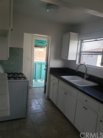 Building Photo - 920 S La Verne Ave
